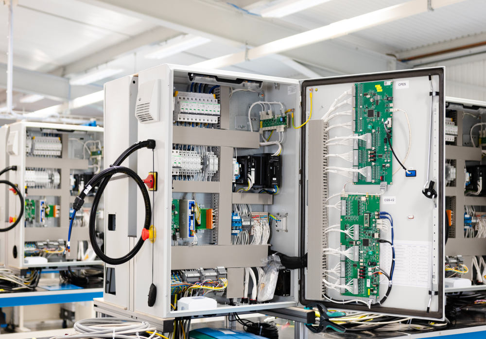 Photo d'une armoire électrique avec intégration du faisceau électrique